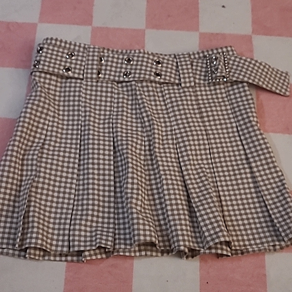 Short plaid skirt with buckle
